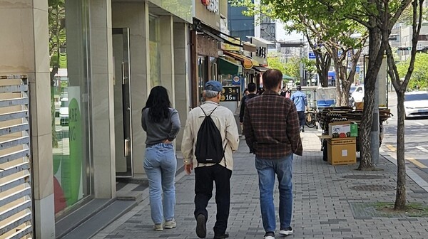 한 거리에서 노년층, 장년층, 청년층이 함께 걷고 있는 모습. 노인 문제는 해당 세대만의 문제가 아니라 모든 세대가 함께 풀어내야할 숙제다.