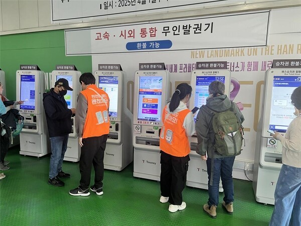 서울시에서 고령층 복지를 위해 운영중인 디지털동행파트너의 활동 모습.